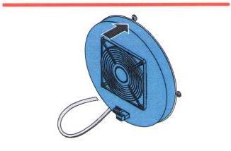 zasuňte ventilátor z vnitřní strany do stavební průchodky, tak aby se opřel o distanční pásku. dbejte na to, aby ochranná mřížka ventilátoru a kabel ventilátoru směřovaly dovnitř místnosti.