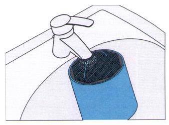 keramický výměník umyjte pomocí odmašťovacího prostředku a proudu teplé tekoucí vody. nechte keramický výměník zcela uschnout. lopatky ventilátoru otřete opatrně měkkým štětcem.