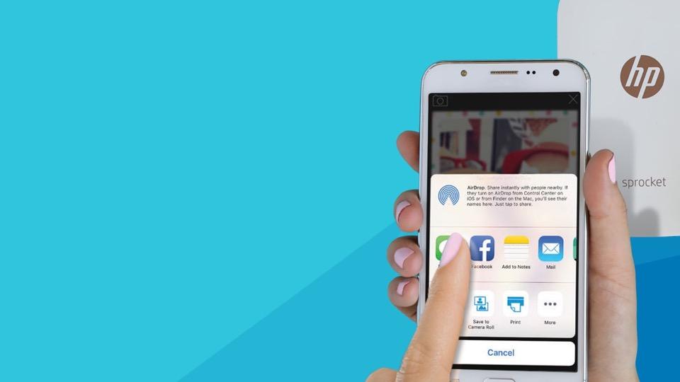 Zážitky v aplikaci HP Sprocket Sdílení fotky Po klepnutí na ikonu sdílení můžete fotografii vložit na sociální síť nebo poslat do jiných aplikací.