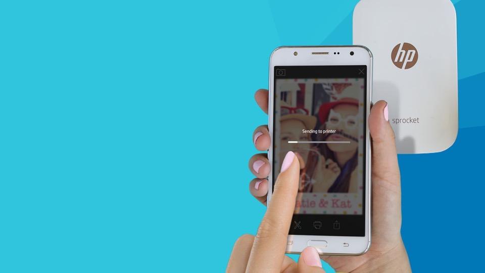Zážitky v aplikaci HP Sprocket Tisk fotografie Klepnutím na ikonu tisku odešlete fotku do tiskárny HP Sprocket. O stavu tisku vás bude informovat potvrzující zpráva s ukazatelem průběhu.