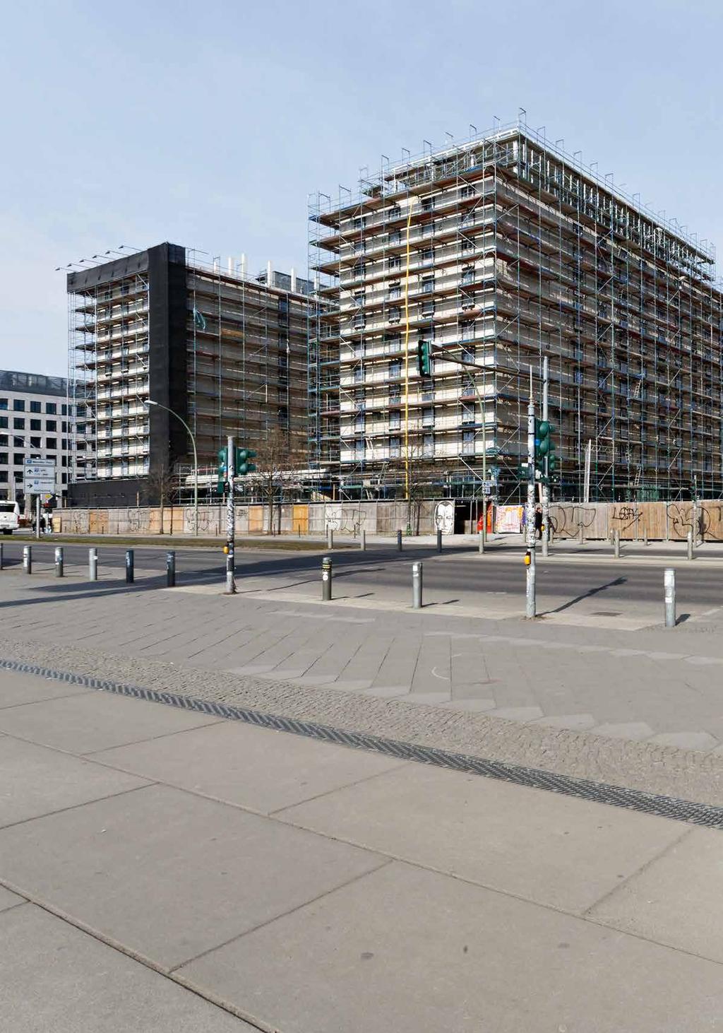 Reference // Přenocování v historickém objektu: hotel Indigo Boutique, Berlín Industriální šarm + Vytříbené technologie East Side Gallery Berlin místo, kde se psaly dějiny.