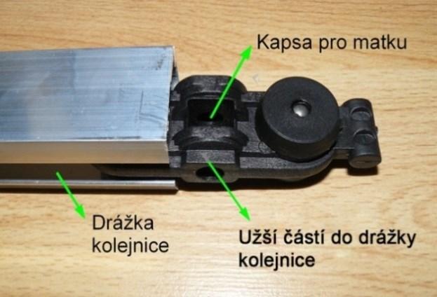 6) Do kolejnice nasuňte pojezdy a dorazové díly - viz obrázky 4 a 5 (pojezdy jsou umístěny blíže ke středu kolejnice). Kolíky pro spojení s dorazovými díly směřují ke stranám kolejnice).