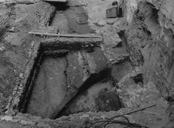 V interiéru chrámu, pocházejícího z 3. čtvrtiny 12. stoí, byla odkryta torza třech starších sakrálních staveb.