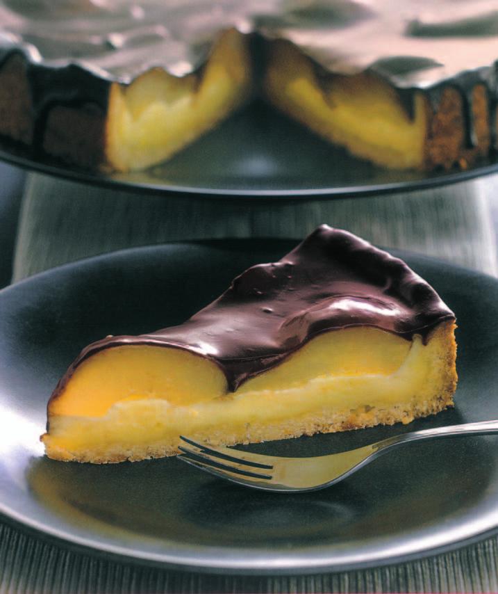 Helenin dort s hru kami Doba pfiípravy: asi 45 minut 225 g hladké mouky 100 g mouãkového cukru 1 Vanilkov cukr 1 /2 KL mleté skofiice 1 vejce 125 g másla nebo margarínu 350-400 g kompotovan ch,