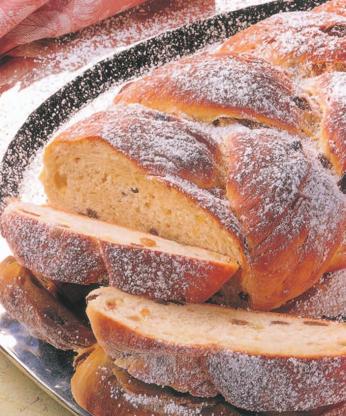 Velikonoãní copy Na 2 copy - 2 plechy 100 g rozinek 50 g loupan ch nasekan ch mandlí 2 PL rumu 1-2 PL kandované pomeranãové kûry 250 g hladké mouky 250 g polohrubé mouky 1 DroÏdí 60 g mouãkového