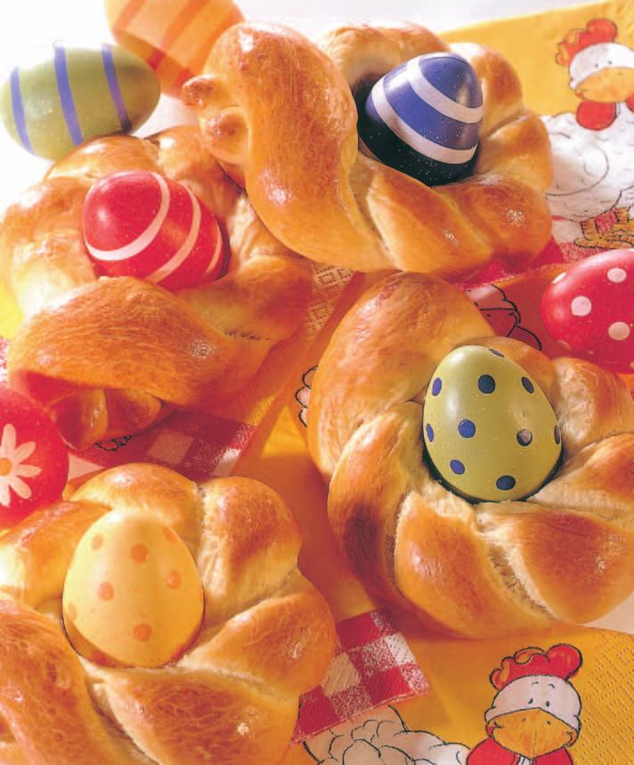 Velikonoãní vûneãky na vajíãka Na 9-10 vûneãkû 450 g hladké mouky 1 DroÏdí 60 g cukru 1 Vanilkov cukr petka soli 1 vejce 1 bílek 50 g na mírném ohni rozpu tûného másla nebo margarínu 100 ml