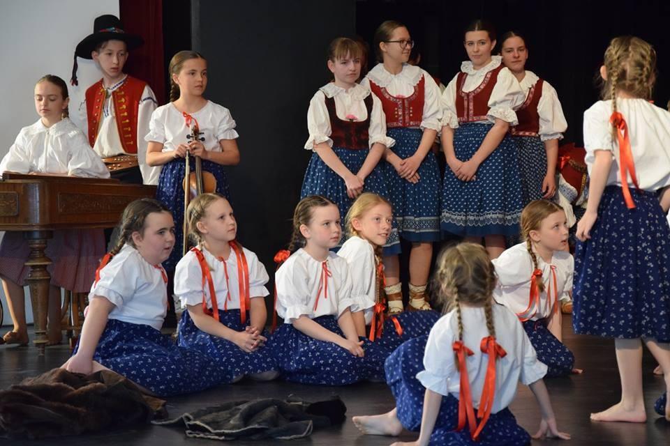 dubna). S písněmi Za hory horečky a Dyby moje nožky se ve Vsetíně Emma prozpívala až na 1.