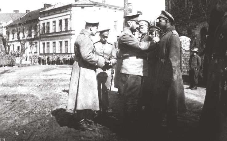20 Zborov 1917 Výzvědná činnost České družiny 1914 1915 Hirschovou školou v Tarnově přísahu. Následně byla ustavena záložní rota a první novodružiníci byli přiděleni k bojovým rotám.