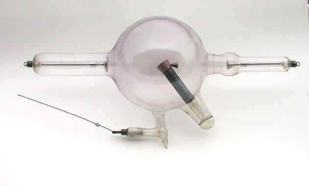 KESSELRINGOVA RENTGENKA- rok 1910-1920 Obrázek 4.11 Rentgenka známého výrobce Kesselring X- ray Tube Company.