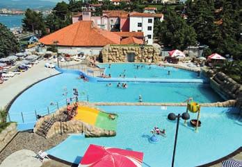Možnost zapůjčení dětské postýlky - cca 14 EUR/den, platba na místě. POLOHA: moderní, největší kongresový hotel ve Slovinsku přímo na nábřeží, cca 1 km od centra Portorože a cca 1,5 km od Piranu.