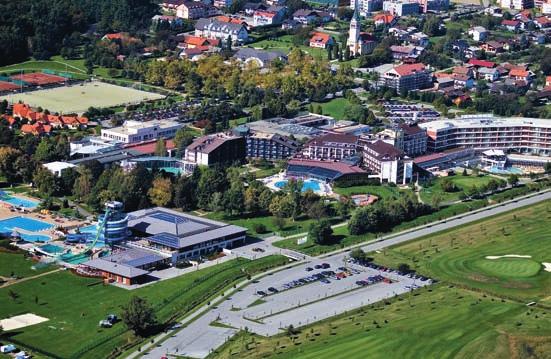 házená, fotbal, tenisové a badmintonové kurty, půjčovna jízdních kol, animace, aerobic. POZNÁMKA: přihlašovací poplatek cca 1 EUR/os./pobyt, místní poplatek cca 1,30 EUR/os.