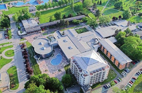 VYBAVENÍ: restaurace, kavárna, vinárna, terasa, kongresový sál, prodejna suvenýrů, kosmetika, kadeřnictví, parkoviště.