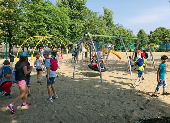 téma Více témat najdete www.nasepraha.cz www.nasepraha.cz Nejlepší dětská hřiště podle Naší Malé pískoviště, houpačka, prolézačka a klasická zeměkoule to už dnes rozhodně není standard, natož ideál dětského hřiště.