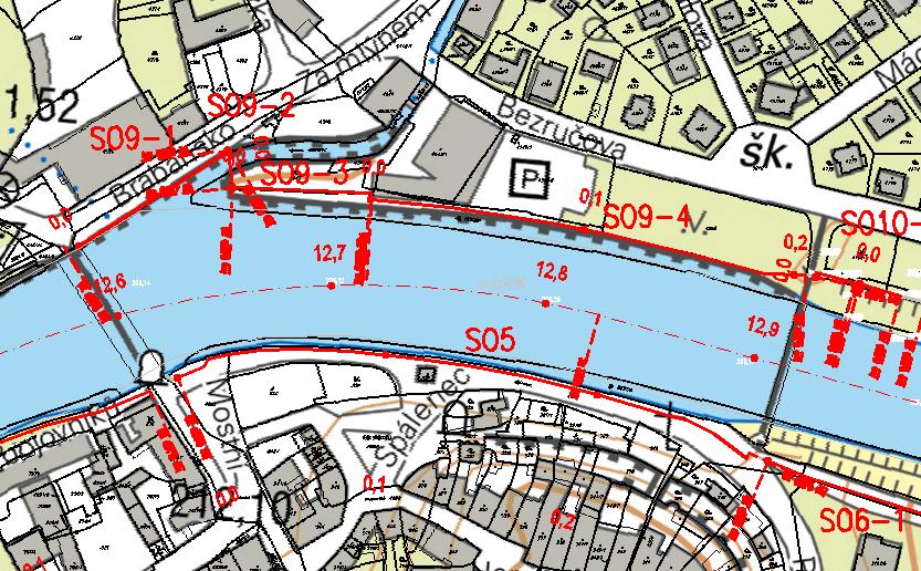 Obrázek 7.7 Trasa SO4 (červeně tučně plně) SO5 km. 12,60 12,91 km; délka: 279 m; výška PPO: 211,4 m n. m. Vede mezi Tyršovým mostem a lávkou U loděnice.