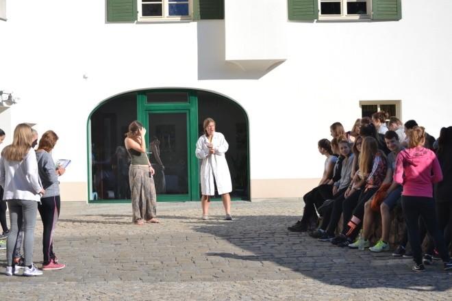 Žáci zde předvedli různorodá vystoupení, několik tříd i jednotlivců zpívalo, další tančili nebo hráli na hudební nástroje, jedna z žákyň předvedla se svojí fenkou dogdancing, dobrovolníci za každou