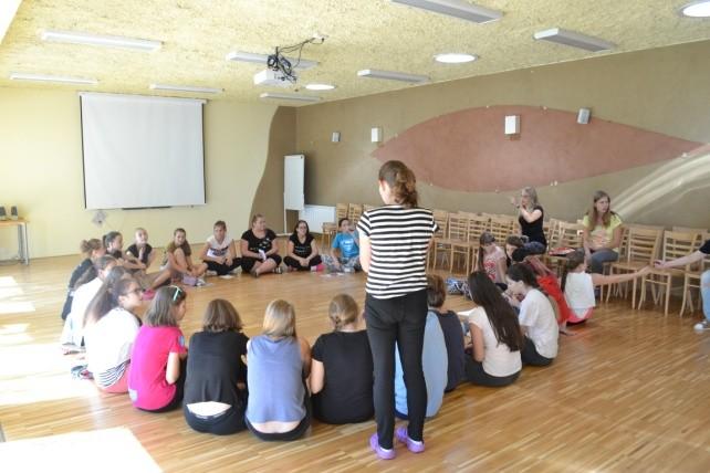 Anny a v denním stacionáři spoluobčanům s mentálním a kombinovaným postižením Ruka pro život. Zde žáci CSZŠ navštívili nemocné a rozdali jim dárky.