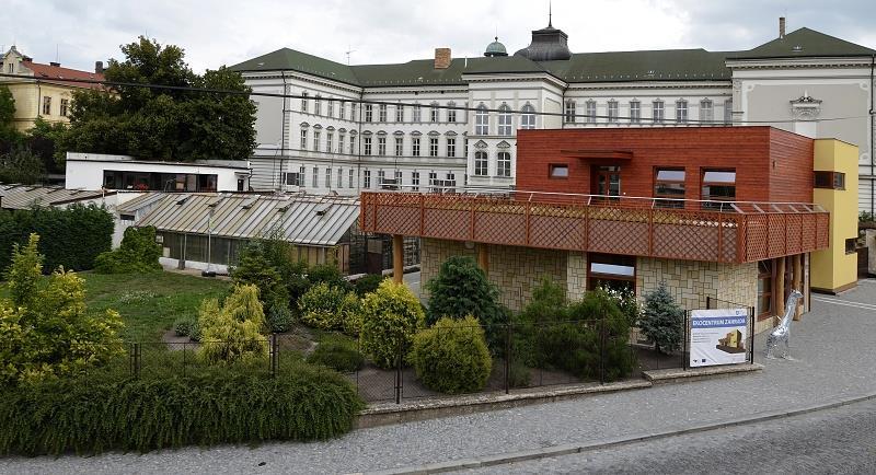 LODĚNICE Objekt loděnice je v majetku Spolku přátel DDM Na Výstavišti. Stojí na pozemku Krajského úřadu Středočeského kraje v Rybním dole v Bakově nad Jizerou.