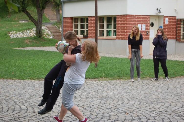 Obrázky č. 8 a 9: Fotky z adaptačních kurzů (konkrétně třída 1.BZA a 1.ZL). Vedoucí SVČ byla koordinátorkou společného programu tříd CSZŠ, který byl uveden 13.