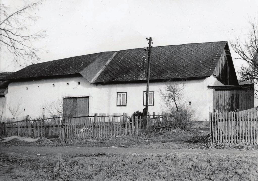 Rouben p charov dûm na Boskovicku a jeho památková ochrana Jifií POKORN A NOTACE: Studie pfiedstavuje dochované objekty roubeného zemûdûlského domu p charového typu v okolí mûsta Boskovice na
