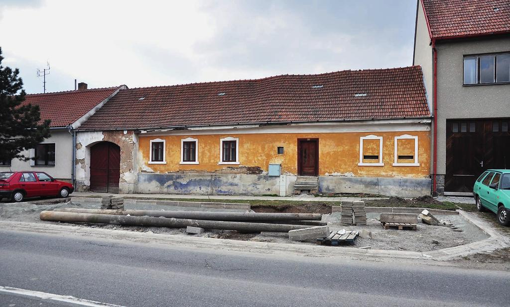 Obr. 11. Knínice, roubená usedlost ã. p. 112. Rouben dûm z roku 1692 ve stavu tûsnû pfied rozebráním a transferem do Îivého muzea. Foto: Jifií Pokorn, 2011. Obr. 12. Knínice, roubená usedlost ã. p. 112. Interiér pfiízemí komory, kde na prûãelní stûnû jsou pod mlad ím stropem z druhé poloviny 19.