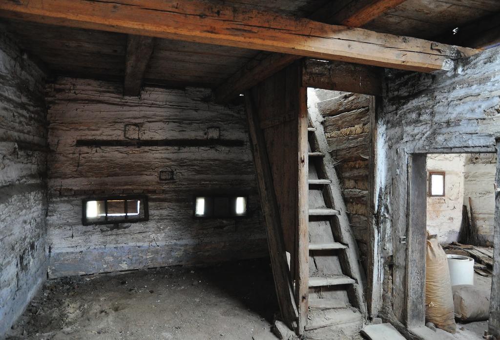 století, kdy docházelo ke zvy ování svûtlé v ky pfiízemních komor a odstraàování komor v patfie roubeného p charového domu. Foto: Jifií Pokorn, 2011. mentován a transferován.