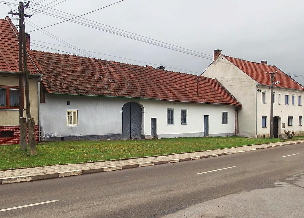 13 14 Obr. 13. ebetov, roubená usedlost s hlavním stavením ã. p. 38 (napravo od vjezdu) a v mûnkem ã. p. 113 (jedna okenní osa nalevo od vjezdu).