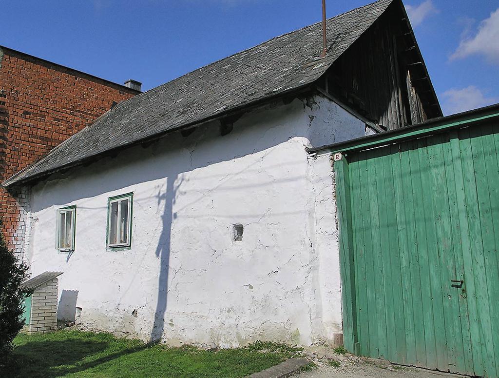 2 3 Obr. 2. ebetov, roubená usedlost ã. p. 12. Do souãasnosti se dochovala roubená svûtnice s úzkou komûrkou vedle nekrytého vjezdu na dvûr. Foto: Jifií Pokorn, 2007. Obr. 3. Knínice, roubená usedlost ã.