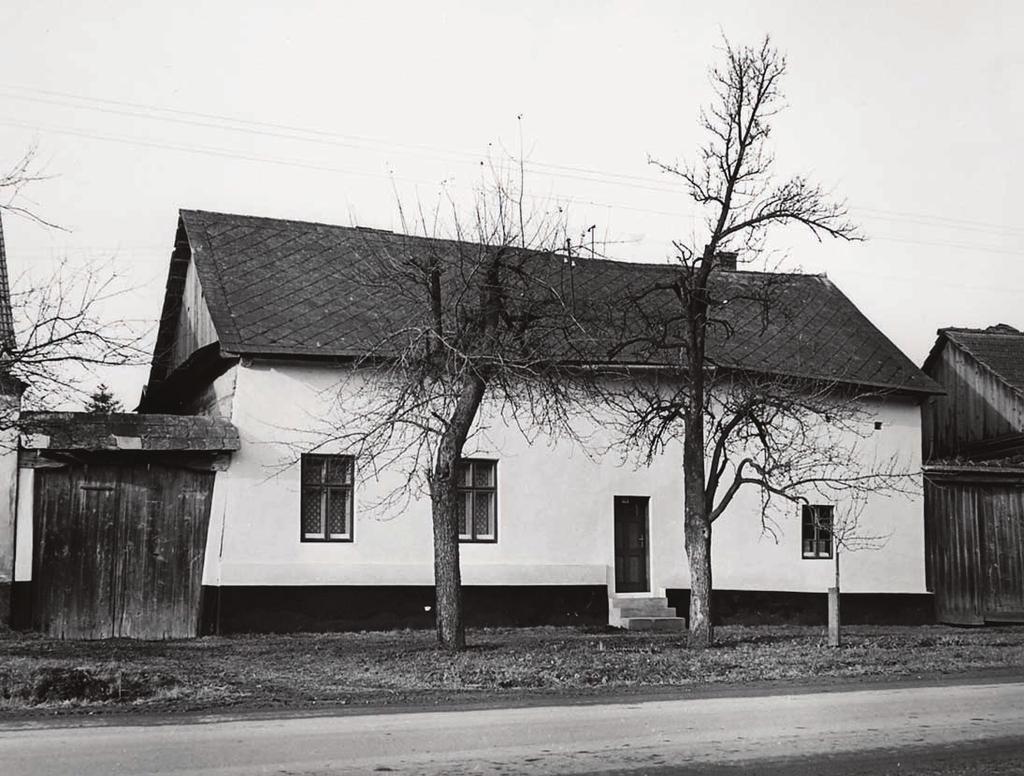 byla u tohoto typu domu umístûna do míst, kde v jizbû pûvodnû stávala pec do koutu obytné místnosti pfii síni a dvorní stûnû (napfi. Boskovice, Su ilova ulice ã. p. 943, Knínice ã. p. 116, Sebranice ã.