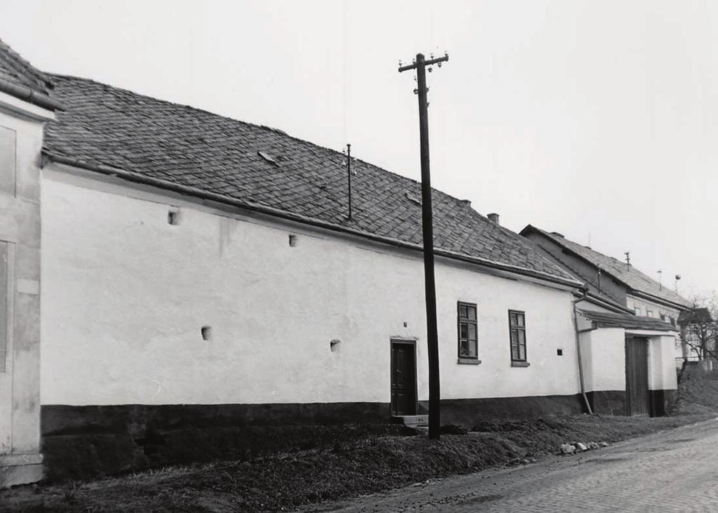 4 5 Obr. 4. Velké Opatovice, roubená usedlost ã. p. 1. PrÛãelí b valé kulturní památky. Foto: fotoarchiv NPÚ ÚOP Brno, inv. ã. 22 931, 60. léta 20. století.) Obr. 5. Velké Opatovice, roubená usedlost ã. p. 1. Demoliãní práce po zru ení památkové ochrany zachycují podobu patrového uspofiádání komorového a síàového dílu objektu.