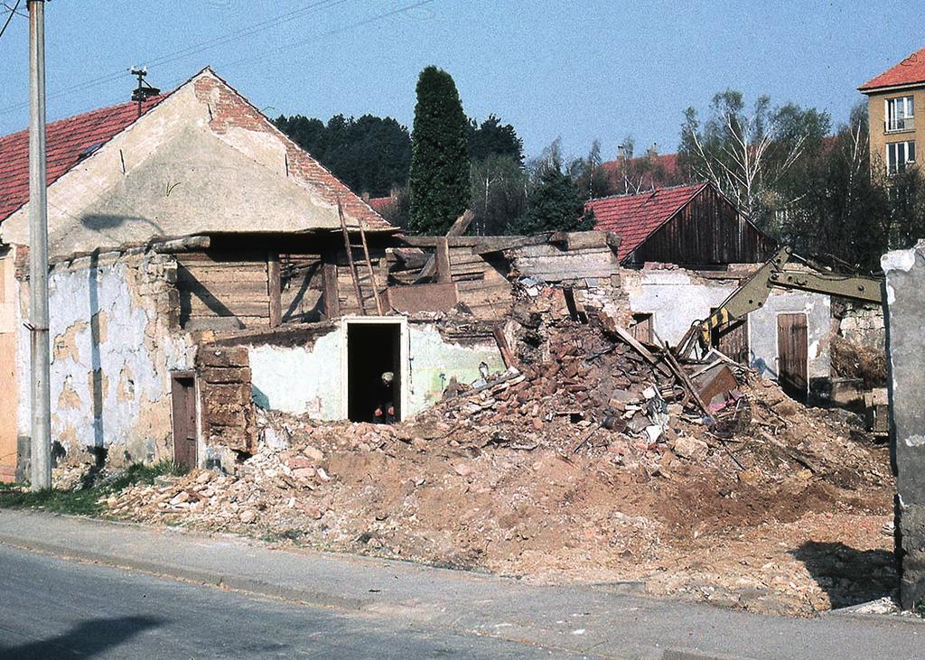 31 Dal ím chránûn m objektem zûstal poslední dochovan rouben Ïudr u ã. p. 36 v Sebranicích.