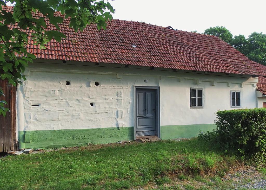Obr. 6. Knínice, roubená usedlost ã. p. 34. Intaktnû dochovaná a pﬁíkladnû udrïovaná usedlost kulturní památky z roku 1714. Foto: Jiﬁí Pokorn, 2014. Obr. 7.