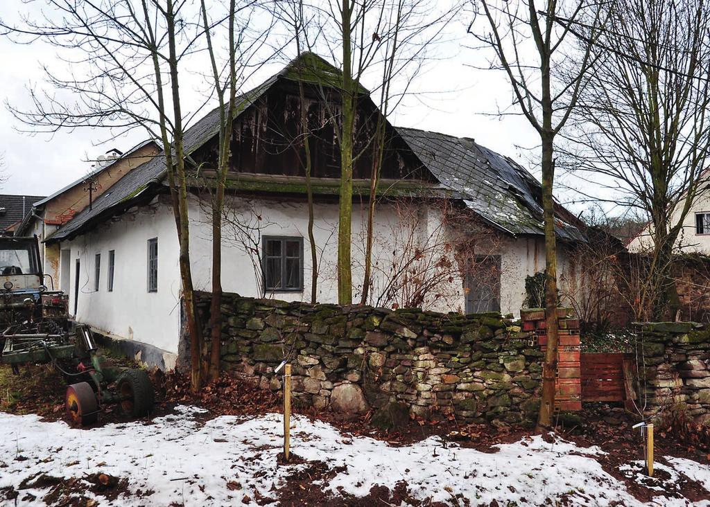 pûvodnímu dochovanému stavu a na místo prûduchû do pﬁízemní komory byla proﬁezána velká okna. Foto: Jiﬁí Pokorn, 2010. Obr. 9. Sebranice, roubená usedlost ã. p. 34.