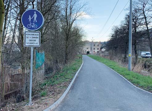 Možná proto, že je tu i druhá strana. Po cestě podél řeky na Adamov jsem v protisměru potkal skupinku asi pěti cyklistů, kteří vypadali, že trénují na Závod Míru.