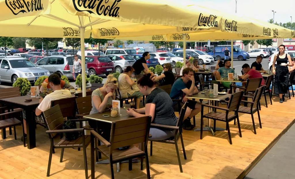Aby toho nebylo málo, cestou po silnici z Bílovic jsem zase byl svědkem situace, kdy vedle sebe jeli dva cyklisté, povídali si, zatímco za nimi auto zuřivě troubilo, protože nemohlo projet.