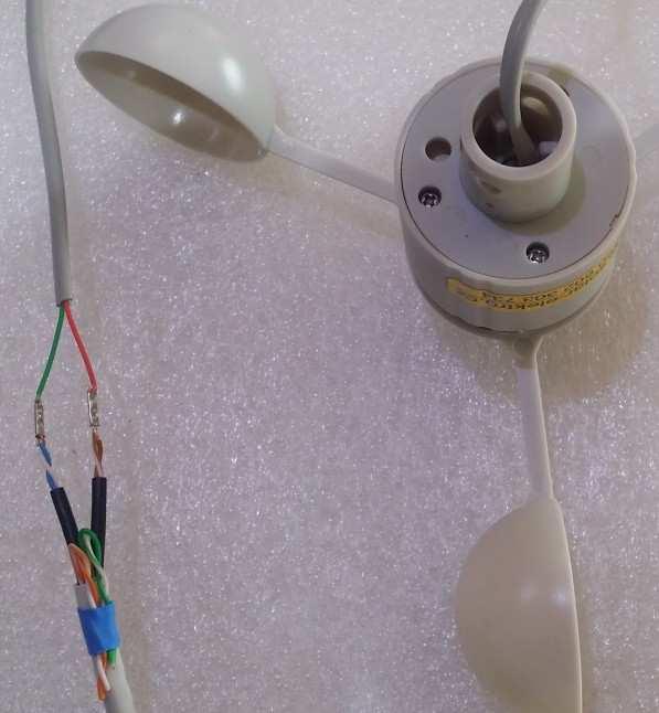 Senzor rychlosti větru je propojen dvoupólově (polarita nerozhoduje) s deskou SDS Micro na vstup OPTO1. Mezi jeden pól zapojte ochranný odpor anemometru 100-230Ohm(součástí dodávky).