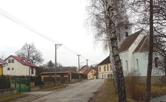 Přes dva kilometry východně od Nové Bystřice se nachází obec Albeř, ve které žije 143 obyvatel