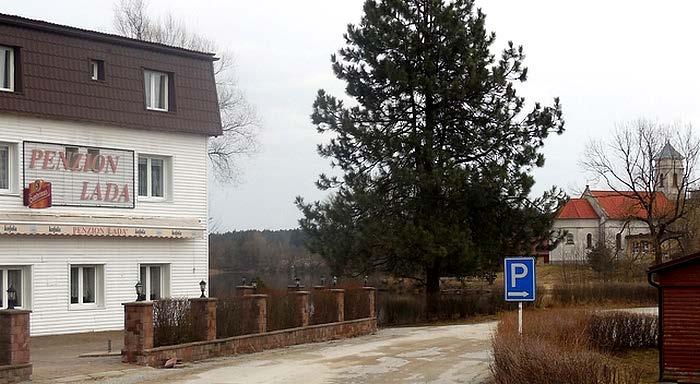 3.4 Hradiště Malá vesnice Hradiště leží 2,5 kilometru na severozápad. Žije zde 54 obyvatel (2016) a je zde evidováno 21 adres (2009).