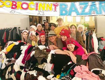 se komunitní centrum Meera community slavnostně otevřelo. Na módní přehlídku s názvem Živelná žena přišly desítky žen (a jejich partnerů). Všichni se seznámili s novým prostorem a s Klářinou módou.