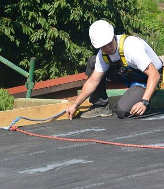 těžký asfaltový pás s hliníkovou fólií. Parozábrana ochraňuje bednění před deštěm do doby pokládky tepelné izolace a zabraňuje pronikání vlhkosti z interiéru do tepelné izolace.