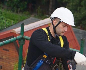 Pokládka pojistné hydroizolace a montáž kontralatí Na pomocné krokve položíme