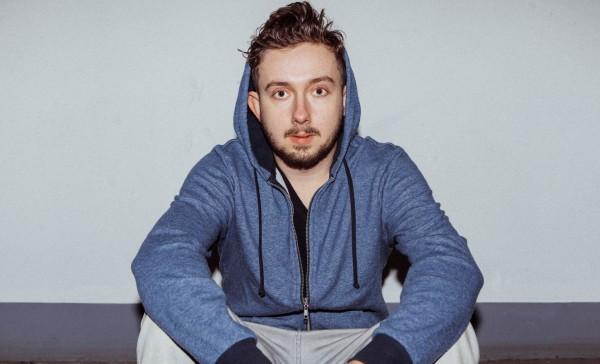 Pětadvacetiletý Karel vyrůstal v hudební rodině, a tak lásku k hudbě získával zvolna, zcela přirozeně. Nikdy si ovšem nemyslel, že se stane písničkářem.