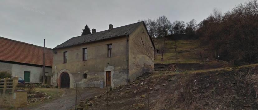Zastavěná plocha 135m2, užitná plocha 200m2. Stodola, kolna. Pozemky celkem 1285m2. 2) Nižbor, okr.