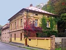 Obě bytové jednotky jsou v současné době pronajaty. Přípojka vody z vlastní studny na pozemku jiného vlastníka, přípravuje se výstavba obecního vodovodu a kanalizace.