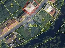 Možnost dokoupit pozemek parc. č. 21/1 o ploše 724 m2, případně i sousední dům. Perspektivní nemovitost v CHKO Křivoklátsko, veškerá občanská vybavenost v místě, rychlé spojení do Prahy.