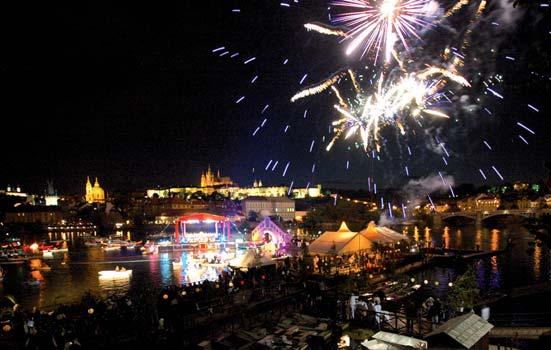 Denní zpravodajství na www.nasepraha.cz kultura Navalis: Nad Vltavou zazní hudba a okouzlí vás ohňostroj Praha - Svatojánské slavnosti Navalis oslaví 15. 5. nejznámějšího českého světce a Pražana sv.
