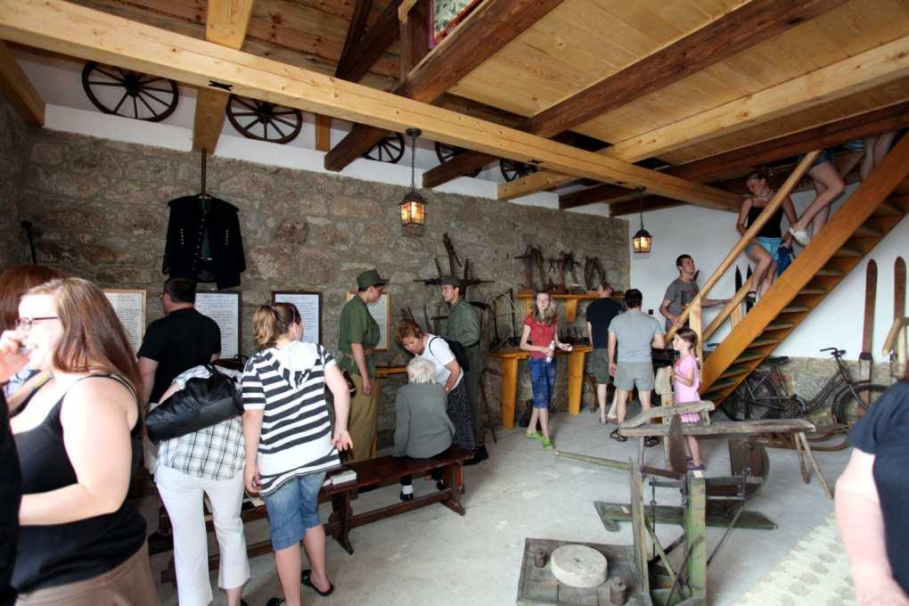 ČERNAVAN ročník 2012 číslo 2 Otevření venkovského muzea ve stodole v Rájci Prvního května 2012 se sešli místní patrioti i řada pozvaných hostů na slavnostním otevření muzea venkovských tradic v
