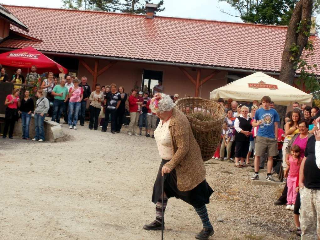 Horní patro, jehož prostory hodláme do budoucna zaměřit na instalování příležitostných sezónních výstav, zdobily obdivuhodně vypracované výrobky patchworkového spolku žen z Černavy a okolí a expozice