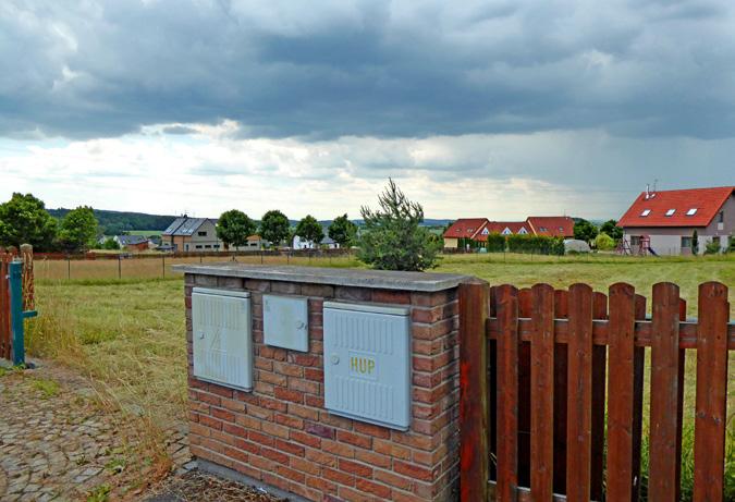 EXKLUZIVNÍ POZEMEK V LETKOVĚ Nabízený kompletně zasíťovaný pozemek o výměře 1 337 m 2 byl situován ve střední části zástavby lokality Letkov, V Podlesí. Pozemek byl rovinatý a zatravněný.
