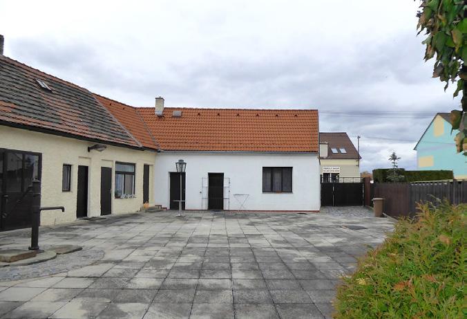 RODINNÝ DŮM V LÍNÍCH Předmětem prodeje byl rodinný dům v Plzeňské ulici v Líních, 11 km od centra Plzně, který sloužil jako provozovna kadeřnictví.