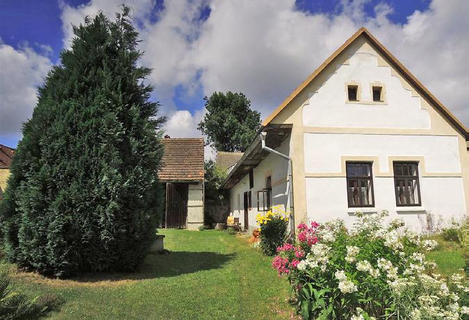 RODINNÝ DŮM VE VELEŠICÍCH Předmětem prodeje byl udržovaný rodinný dům v obci Velešice u Pačejova.